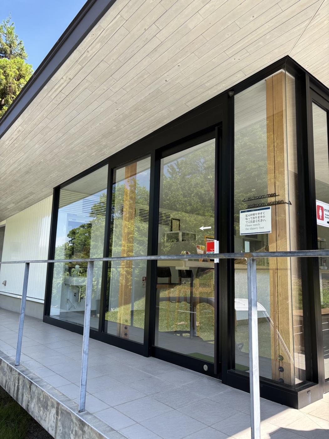 ゴルフコース売店への西日対策として遮熱フィルム施工（滋賀県）のアイキャッチ画像
