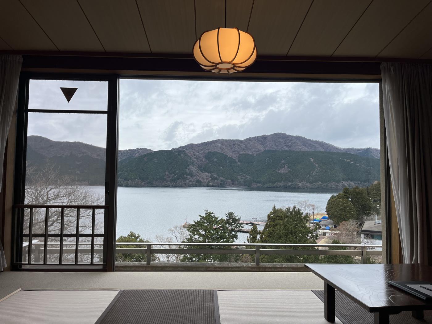 箱根・芦ノ湖エリアの高級旅館にて、全客室への遮熱フィルム施工を実施のアイキャッチ画像