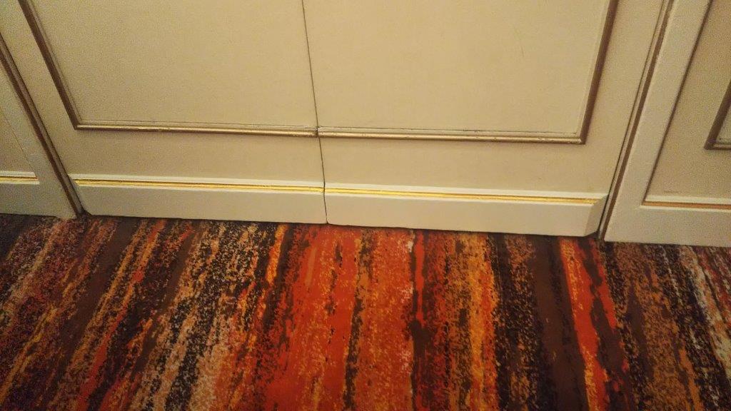 都内リゾートホテル大型バンケットホール｜営業に配慮した夜間巾木塗装工事のアイキャッチ画像