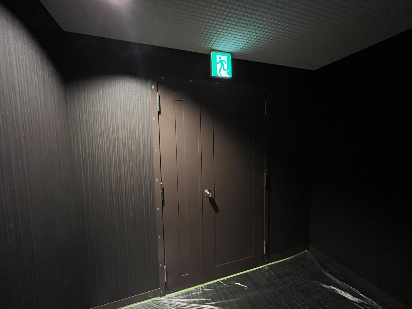都内リゾートホテル・共用部親子扉のダイノックフィルム施工｜交換工事に合わせた工程管理のアイキャッチ画像