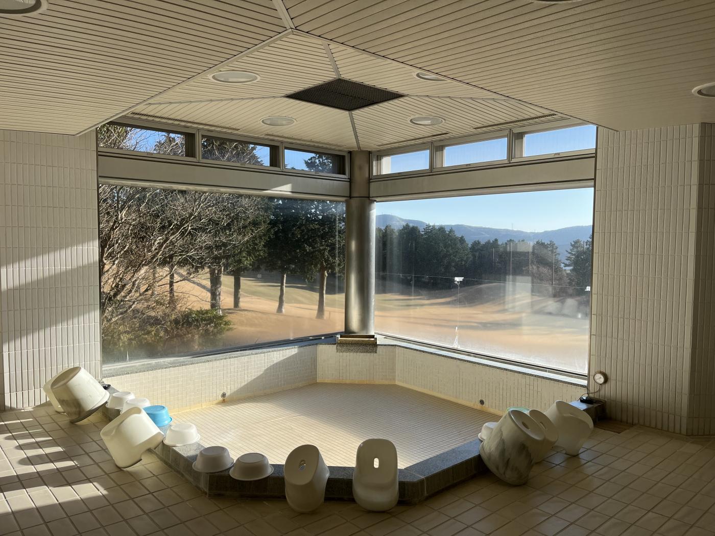 ゴルフ場 大浴場（男湯）視界抑制フィルム施工（飛散防止・プライバシー対策）のアイキャッチ画像