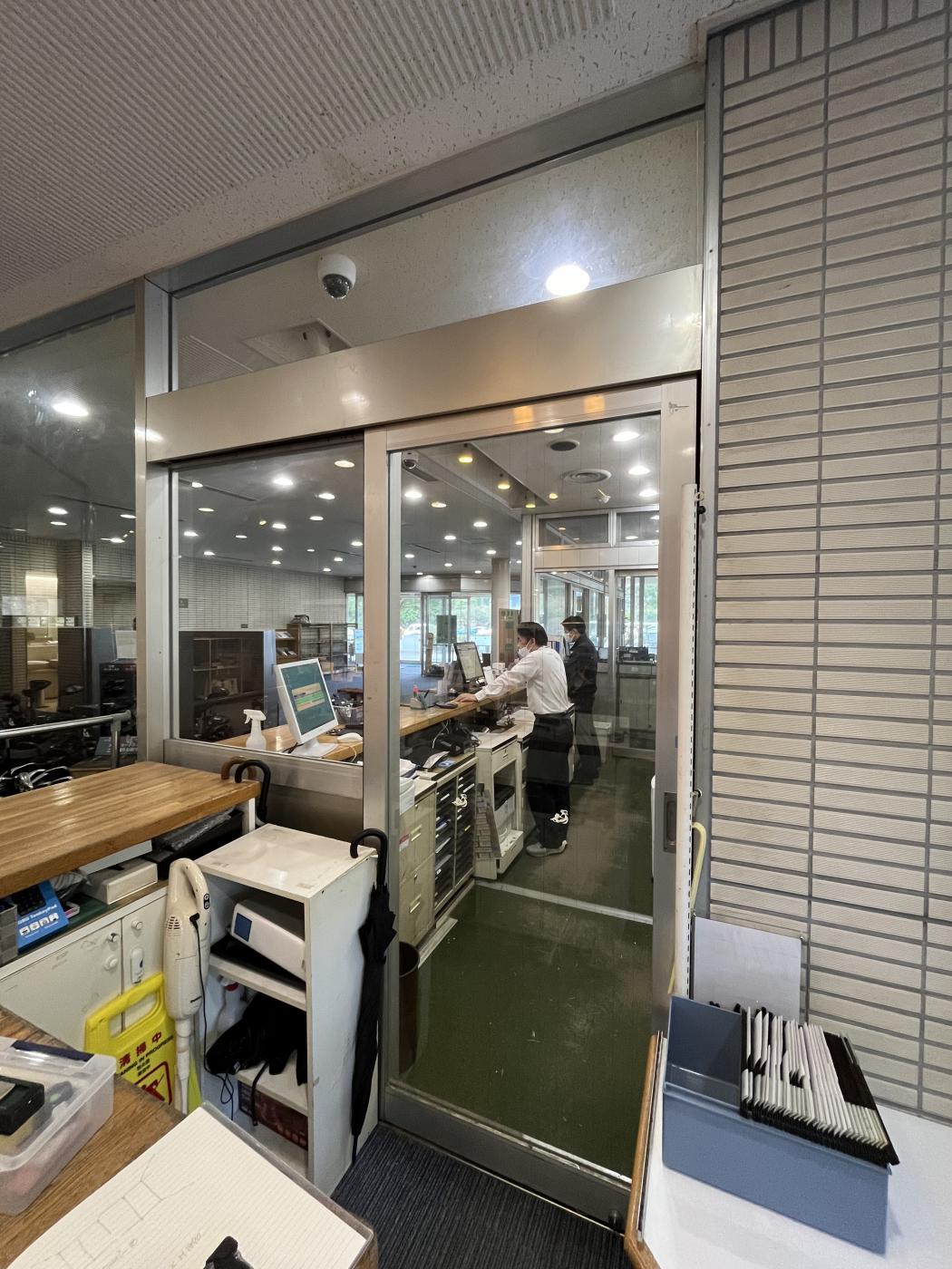 ゴルフ場受付カウンター横ガラスに視界抑制フィルムを施工｜受付業務とプライバシーに配慮のアイキャッチ画像