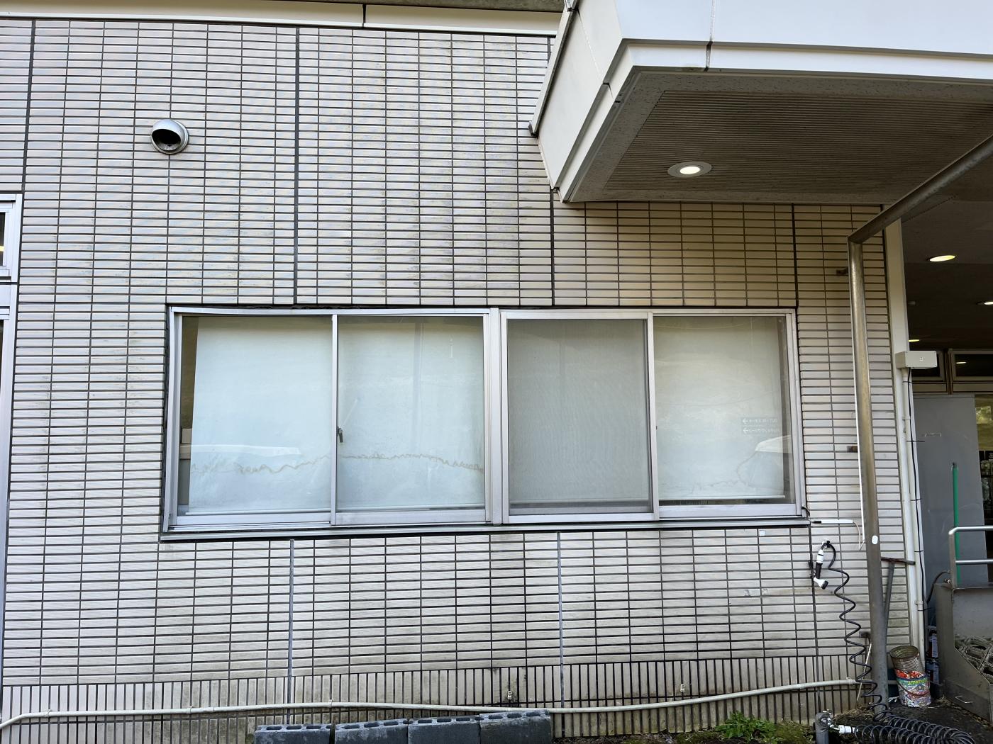 ゴルフ場事務所へ視界抑制フィルムを施工｜シェードを開けたまま快適な執務環境へのアイキャッチ画像