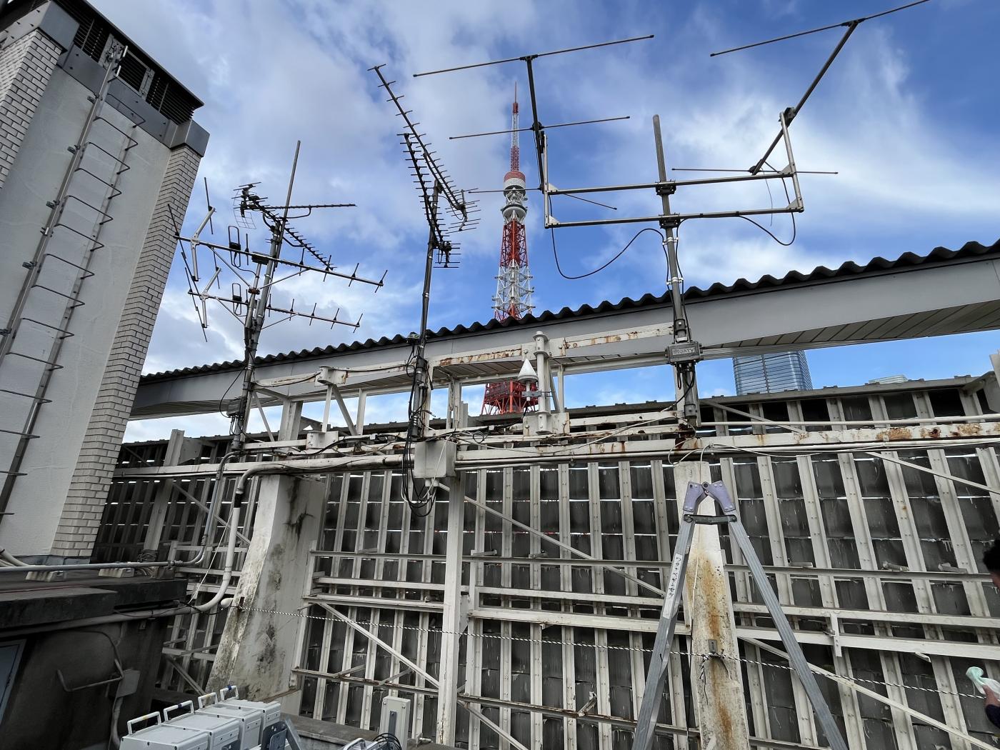都内リゾートホテル｜屋上アナログ放送用アンテナ撤去・鉄部塗装工事のアイキャッチ画像