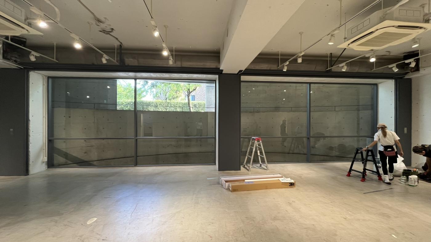 アパレルメーカー展示会｜湾曲ガラスへ期間限定の目隠しフィルムを施工のアイキャッチ画像