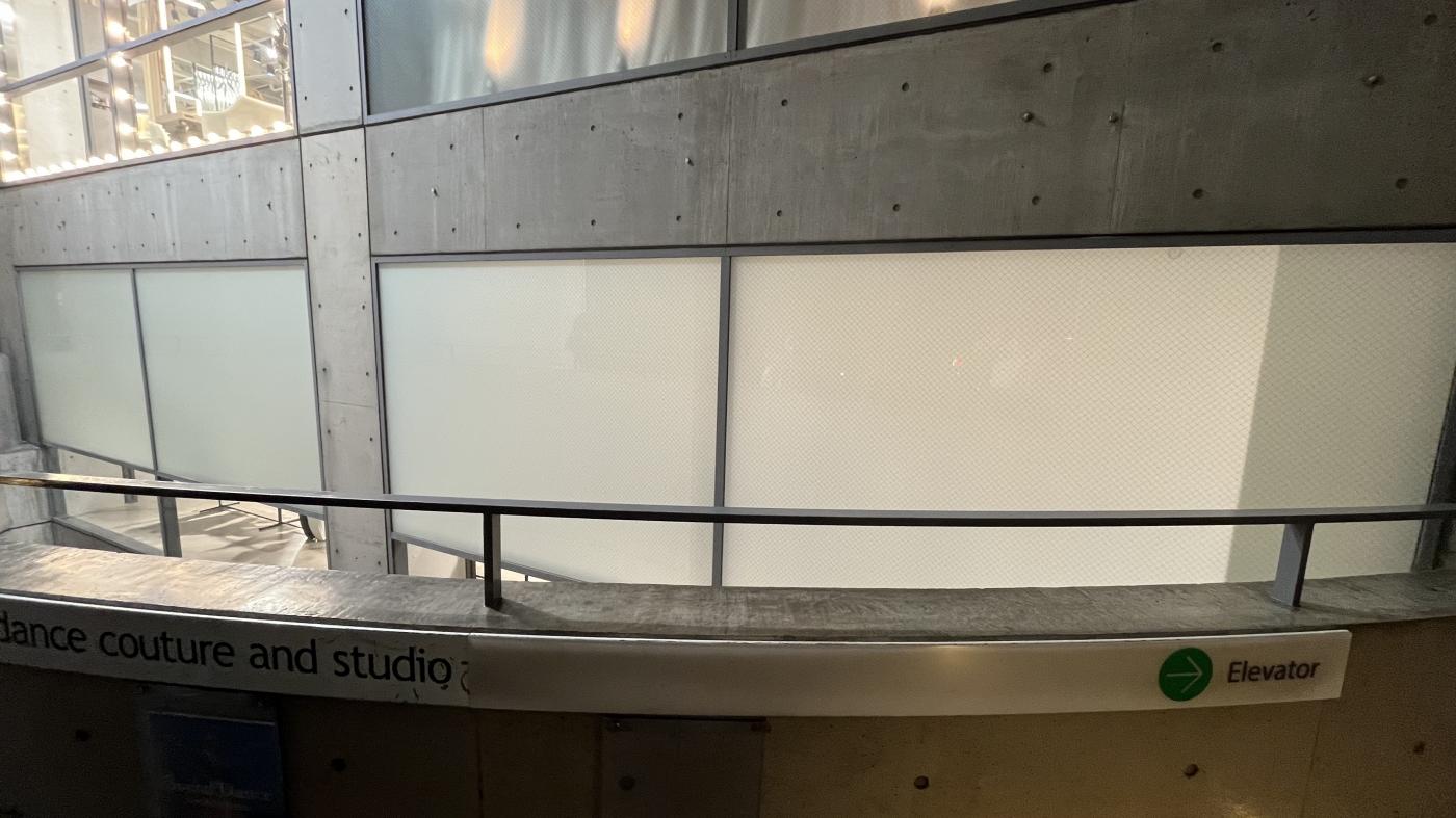 アパレルメーカー展示会｜目隠しフィルムを剥離し原状回復のアイキャッチ画像