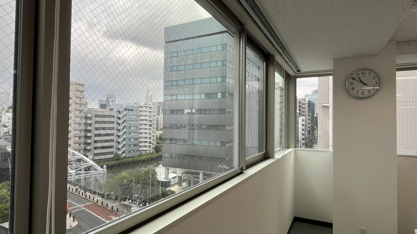 東京都中央区｜7階建てオフィスビルの窓全面に遮熱フィルムを施工のアイキャッチ画像